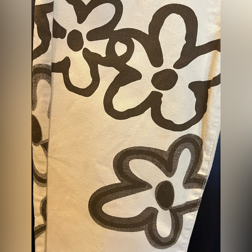 Floral print boyfriend jeans. Straight leg High rise Cream, brown. Cotton. 9/ 29 - Picture 4 of 12